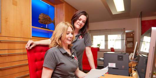 45092_sl_rezeptionsdamen_zahnarztpraxis_oehringen_1920x960