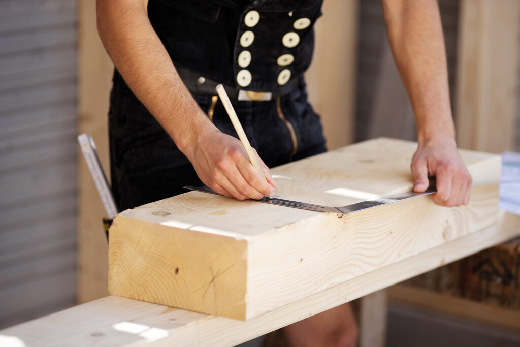 zimmermann zeichnet mit dem winkel an
