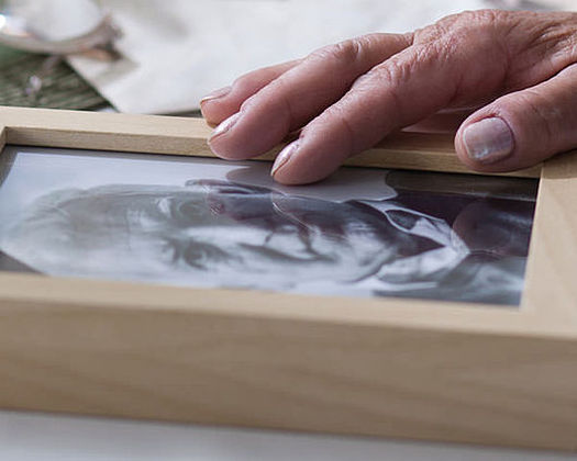 103980_trauerfall_hand_mit_bild