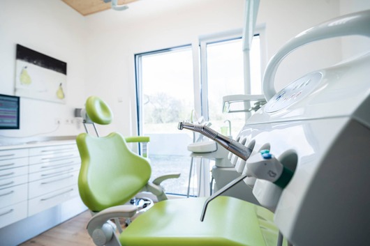 117018_liege-und-behandlungsraum-der-zahnarztpraxis
