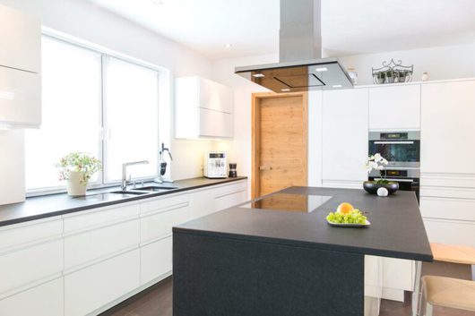 27712_thissen_arbeitsplatte_naturstein_01-768×512