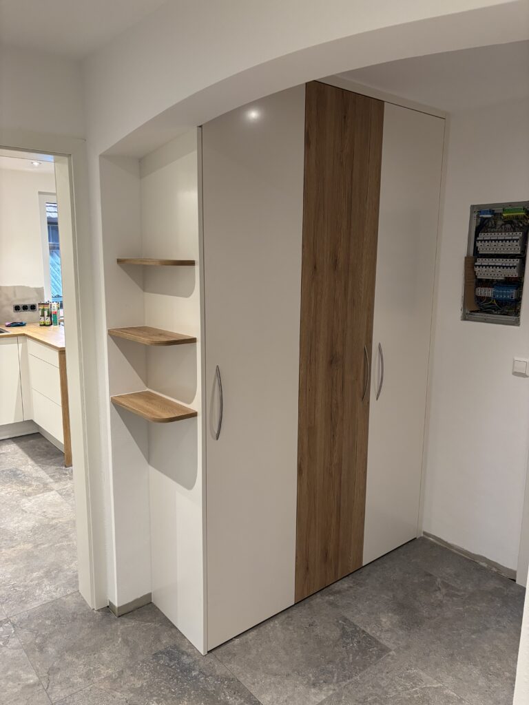 Garderobenschrank