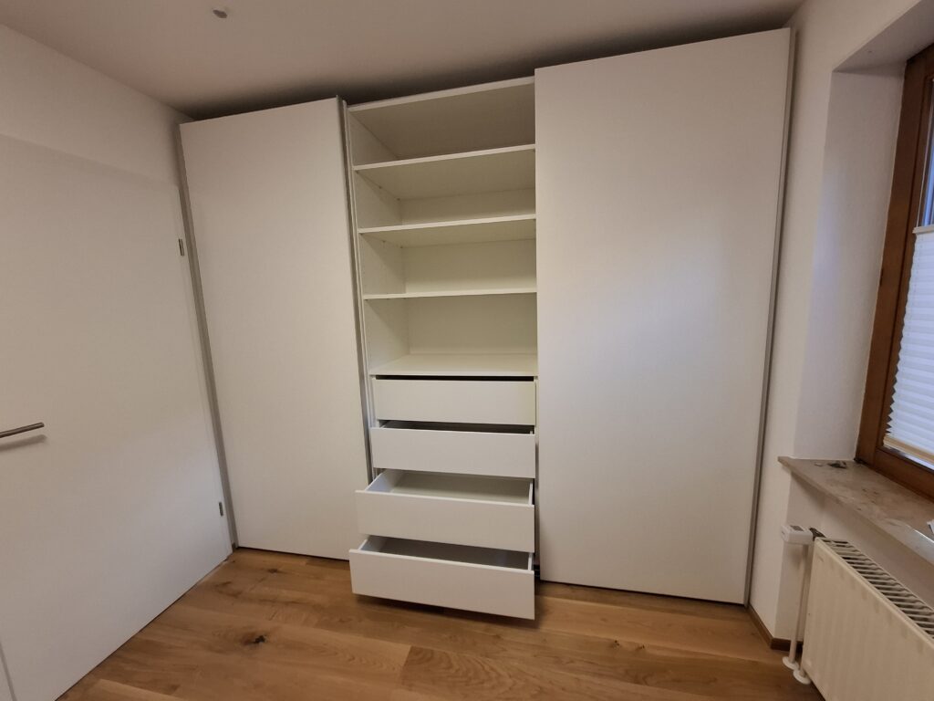 kleiderschrank_schiebetueren_teilgeoeffnet_schubkasten