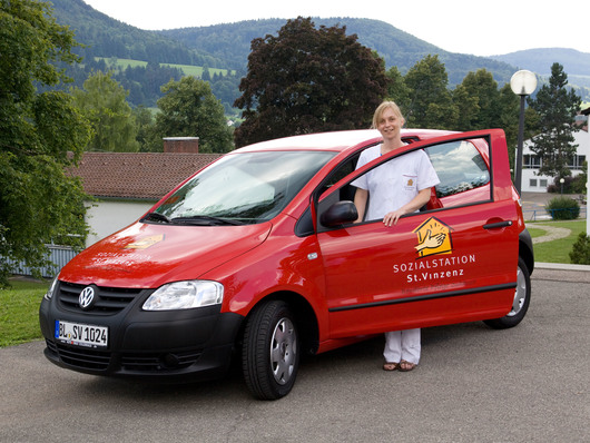 101805_schwester-mit-auto-2