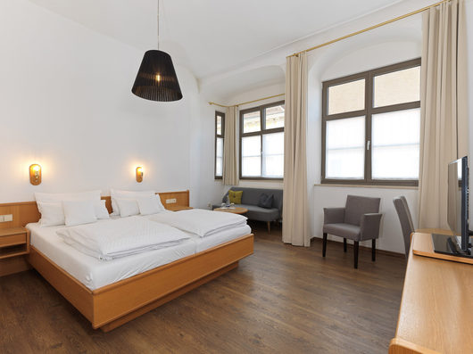 116763_zimmer-203-scaled